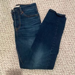 Levi’s dark wash, wedgie fit straight jeans. Size 25
